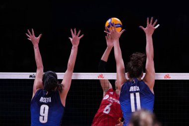 ANKARA, TURKIYE - 14 Temmuz 2022: Bosetti Caterina Chiara ve Danesi Anna, Ankara Arena 'da oynanan İtalya-Çin VNL çeyrek final maçında