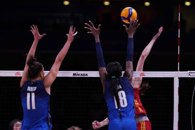 ANKARA, TURKIYE - 14 Temmuz 2022: Danesi Anna ve Egonu Paola Ogechi, Ankara Arena 'da oynanan İtalya-Çin VNL çeyrek final maçında