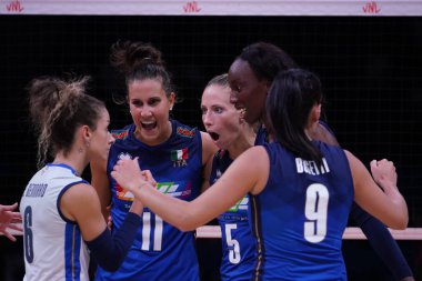 ANKARA, TURKIYE - 14 Temmuz 2022: İtalya 'daki oyuncular, Ankara Arena' da oynanan Çin VNL Çeyrek Final maçında skor puanını kutluyor