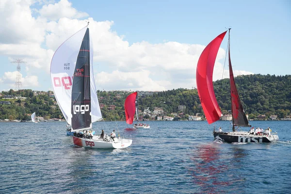 Stock image ISTANBUL, TURKIYE - SEPTEMBER 24, 2022: Sailboats competing in Bosphorus Cup