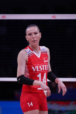 ANKARA, TURKIYE - 14 Temmuz 2022: Erdem Dundar Eda, Ankara Arena 'da oynanan Türkiye-Tayland VNL çeyrek final maçından önce ısınıyor