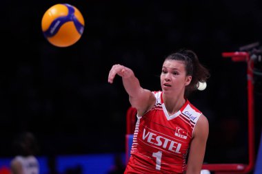 ANKARA, TURKIYE - 14 Temmuz 2022: Arici Beyza Ankara Arena 'da oynanan Türkiye-Tayland VNL çeyrek final maçından önce ısınıyor