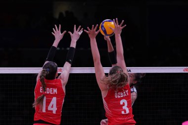 ANKARA, TURKIYE - 14 Temmuz 2022: Erdem Dundar Eda ve Özbay Cansu, Ankara Arena 'da oynanan Türkiye-Tayland VNL çeyrek final maçında eylem halindeler