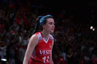 ANKARA, TURKIYE - 14 Temmuz 2022: Boz Meryem, Ankara Arena 'da oynanan Türkiye-Tayland VNL çeyrek final maçında ısınıyor