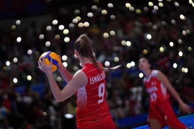 ANKARA, TURKIYE - 14 Temmuz 2022: İsmail oğlu Meliha, Ankara Arena 'da oynanan Türkiye-Tayland VNL çeyrek final maçında ısınıyor