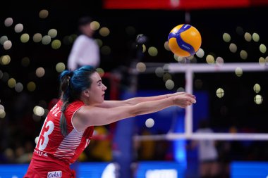 ANKARA, TURKIYE - 14 Temmuz 2022: Boz Meryem, Ankara Arena 'da oynanan Türkiye-Tayland VNL çeyrek final maçında ısınıyor