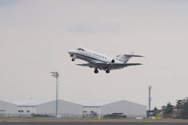 ISTANBUL, TURKIYE - 08 Ekim 2022: Özel Raytheon Hawker 800XP (258536) İstanbul Atatürk Havalimanı 'ndan kalkış