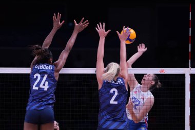 ANKARA, TURKIYE - 13 Temmuz 2022: Ogbogu Chiaka ve Poulter Jordyn, ABD 'nin Sırbistan' a karşı oynadığı VNL çeyrek final maçında Ankara Arena 'da oynandı
