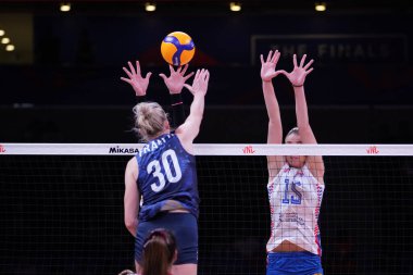 ANKARA, TURKIYE - 13 Temmuz 2022: Frantti Alexandra, ABD 'nin Sırbistan' a karşı oynadığı VNL çeyrek final maçında Ankara Arena 'da
