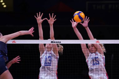 ANKARA, TURKIYE - 13 Temmuz 2022: Bjelica Ana ve Stevanoviç Jovana, ABD 'nin Sırbistan' a karşı oynadığı VNL çeyrek final maçında Ankara Arena 'da oynandı