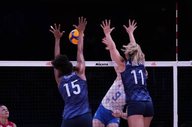 ANKARA, TURKIYE - 13 Temmuz 2022: Washington Haleigh ve Drews Andrea, ABD 'nin Sırbistan' a karşı oynadığı VNL çeyrek final maçında Ankara Arena 'da