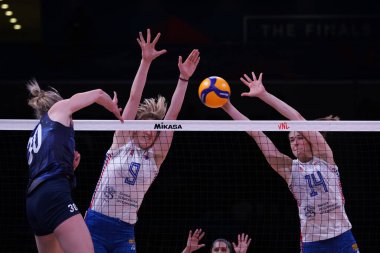 ANKARA, TURKIYE - 13 Temmuz 2022: Mihayloviç Brankica ve Aleksiç Maja, ABD 'nin Sırbistan' a karşı oynadığı VNL çeyrek final maçında Ankara Arena 'da oynandı