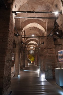 İSTANBUL, TÜRKİYE - 21 Nisan 2023: Sultanahmet ilçesindeki bir sarnıçın içinde.