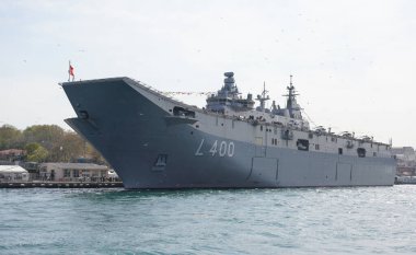 İSTANBUL, TURKIYE - 22 Nisan 2023: Sarayburnu Limanı 'ndaki TCG Anadolu Gemisi