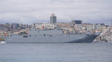 İSTANBUL, TURKIYE - 23 Nisan 2023: TCG Anadolu Gemisi Boğaz 'ı geçiyor