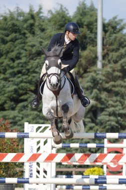 BURSA, TURKIYE - NİSAN 08, 2023: Türkiye Binicilik Federasyonu yarışında kimliği belirsiz binici atla atladı