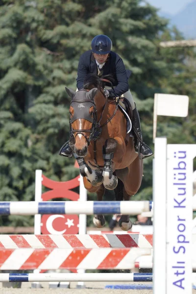 Bursa Turkiye 2023年4月08日 土耳其马术联合会赛程中身份不明的骑马者与马匹一起跳 — 图库照片