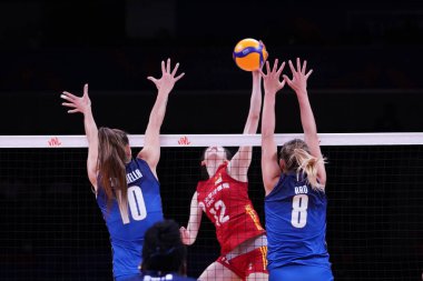 ANKARA, TURKIYE - 14 Temmuz 2022: Chirichella Cristina ve Orro Alessia, Ankara Arena 'da oynanan İtalya-Çin VNL çeyrek final maçında