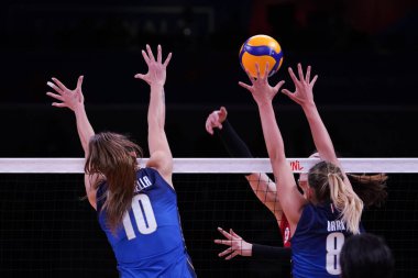ANKARA, TURKIYE - 14 Temmuz 2022: Chirichella Cristina ve Orro Alessia, Ankara Arena 'da oynanan İtalya-Çin VNL çeyrek final maçında