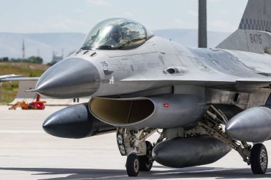 KONYA, TURKIYE - 30 Haziran 2022: Pakistan Hava Kuvvetleri General Dynamics F-16AM Fighting Falcon (5G-15) Anadolu Kartal Hava Kuvvetleri Tatbikatı sırasında Konya Havalimanı 'nda taksicilik