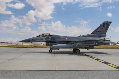 KONYA, TURKIYE - 30 Haziran 2022: Türk Hava Kuvvetleri Lockheed Martin F-16C Fighting Falcon (HC-35) Anadolu Kartal Hava Kuvvetleri Tatbikatı sırasında Konya Havalimanı 'nda taksicilik yapıyor