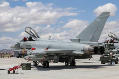 KONYA, TURKIYE - 30 Haziran 2022: Birleşik Krallık Kraliyet Hava Kuvvetleri Eurofighter Eurofighter FGR4 (444 / BS135) Anadolu Kartal Hava Kuvvetleri Tatbikatı sırasında Konya Havalimanı 'nda sergilendi