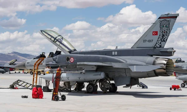 KONYA, TURKIYE - 30 Haziran 2022: Türk Hava Kuvvetleri Lockheed Martin F-16D Fighting Falcon (NW-3) Anadolu Kartal Hava Kuvvetleri Tatbikatı sırasında Konya Havalimanı 'nda sergilendi