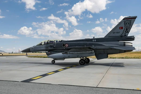 KONYA, TURKIYE - 30 Haziran 2022: Türk Hava Kuvvetleri Lockheed Martin F-16D Fighting Falcon (NW-3) Anadolu Kartal Hava Kuvvetleri Tatbikatı sırasında Konya Havalimanı 'nda taksicilik yapıyor