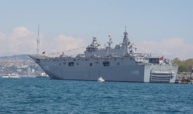 İSTANBUL, TURKIYE - 21 Nisan 2023: Sarayburnu Limanı 'ndaki TCG Anadolu Gemisi