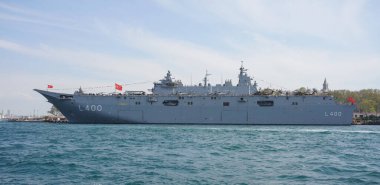 İSTANBUL, TURKIYE - 22 Nisan 2023: Sarayburnu Limanı 'ndaki TCG Anadolu Gemisi