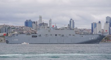 İSTANBUL, TURKIYE - 23 Nisan 2023: TCG Anadolu Gemisi Boğaz 'ı geçiyor