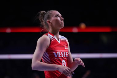 ANKARA, TURKIYE - 14 Temmuz 2022: İsmail oğlu Meliha, Ankara Arena 'da oynanan Türkiye-Tayland VNL çeyrek final maçından önce ısınıyor