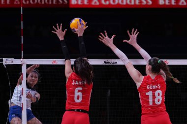 ANKARA, TURKIYE - 14 Temmuz 2022: Şahin Saliha ve Günes Zehra, Ankara Arena 'da oynanan Türkiye-Tayland VNL Çeyrek Final karşılaşmasında