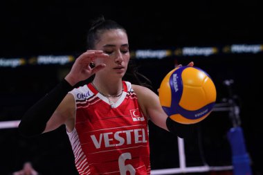 ANKARA, TURKIYE - 14 Temmuz 2022: Türkiye 'de Şahin Saliha ile Tayland VNL çeyrek final maçı Ankara Arena' da