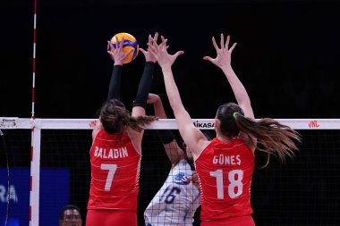 ANKARA, TURKIYE - 14 Temmuz 2022: Baladin Hande ve Gunes Zehra, Ankara Arena 'da oynanan Türkiye-Tayland VNL Çeyrek Final karşılaşmasında