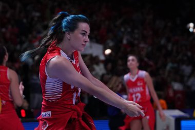 ANKARA, TURKIYE - 14 Temmuz 2022: Boz Meryem, Ankara Arena 'da oynanan Türkiye-Tayland VNL çeyrek final maçında ısınıyor