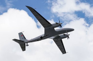 KONYA, TURKIYE - 30 Haziran 2022: Baykar Teknolojileri Bayraktar Akinci UCAV Tiha (PT-5) Anadolu Kartal Hava Kuvvetleri Tatbikatı sırasında Konya Havalimanı üzerinde uçuyordu