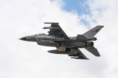 KONYA, TURKIYE - 30 Haziran 2022: Türk Hava Kuvvetleri General Dynamics F-16C Fighting Falcon (4R-71) Anadolu Kartal Hava Kuvvetleri Tatbikatı sırasında Konya Havalimanı üzerinde uçuyordu