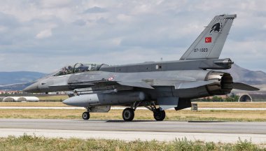 KONYA, TURKIYE - 30 Haziran 2022: Türk Hava Kuvvetleri Lockheed Martin F-16D Fighting Falcon (NW-9) Anadolu Kartal Hava Kuvvetleri Tatbikatı sırasında Konya Havalimanı 'nda taksicilik yapıyor