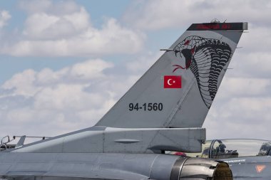 KONYA, TURKIYE - 30 Haziran 2022: Türk Hava Kuvvetleri Lockheed Martin F-16D Fighting Falcon (HD-16) Anadolu Kartal Hava Kuvvetleri Tatbikatı sırasında Konya Havalimanı 'nda sergilendi