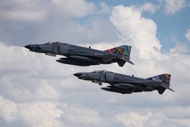 KONYA, TURKIYE - 30 Haziran 2022: Türk Hava Kuvvetleri McDonnell Douglas F-4E Fantom II Anadolu Kartal Hava Kuvvetleri Tatbikatı sırasında Konya Havalimanı üzerinde uçuyordu