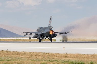 KONYA, TURKIYE - 30 Haziran 2022: Türk Hava Kuvvetleri Lockheed Martin F-16D Fighting Falcon (NW-15) Anadolu Kartal Hava Kuvvetleri Tatbikatı sırasında Konya Havalimanı 'ndan havalandı