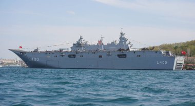 İSTANBUL, TURKIYE - 22 Nisan 2023: Sarayburnu Limanı 'ndaki TCG Anadolu Gemisi