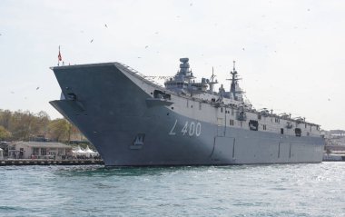 İSTANBUL, TURKIYE - 22 Nisan 2023: Sarayburnu Limanı 'ndaki TCG Anadolu Gemisi