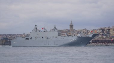 İSTANBUL, TURKIYE - 23 Nisan 2023: TCG Anadolu Gemisi Boğaz 'ı geçiyor