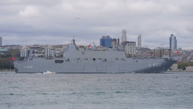 İSTANBUL, TURKIYE - 23 Nisan 2023: TCG Anadolu Gemisi Boğaz 'ı geçiyor