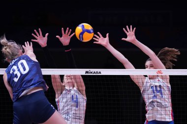 ANKARA, TURKIYE - 13 Temmuz 2022: Drca Bojana ve Aleksiç Maja, ABD 'nin Sırbistan' a karşı oynadığı VNL çeyrek final maçında Ankara Arena 'da karşı karşıya geldiler