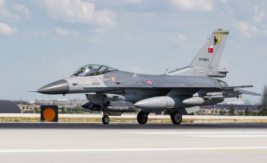 KONYA, TURKIYE - 30 Haziran 2022: Türk Hava Kuvvetleri General Dynamics F-16C Fighting Falcon (4R-81) Anadolu Kartal Hava Kuvvetleri Tatbikatı sırasında Konya Havalimanı 'ndan havalanmıştır.