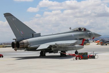 KONYA, TURKIYE - 30 Haziran 2022: Birleşik Krallık Kraliyet Hava Kuvvetleri Eurofighter Eurofighter FGR4 (BS064 / 260) Anadolu Kartal Hava Kuvvetleri Tatbikatı sırasında Konya Havalimanı 'nda sergilendi