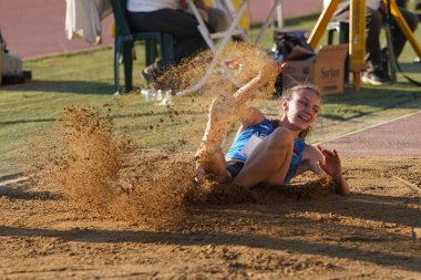 DENIZLI, TURKIYE - 16 Temmuz 2022: Denizli Albayrak Atletizm Pisti 'nde Balkan Atletizm Şampiyonası sırasında tanımlanamayan üçlü atlama